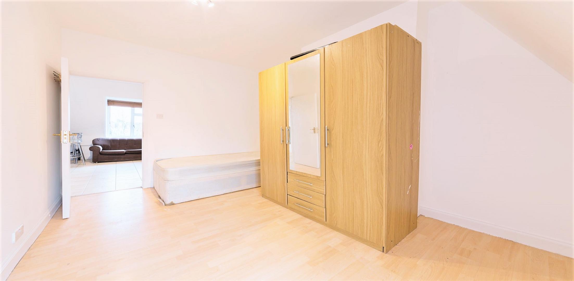 			2 Bedroom, 1 bath, 1 reception Flat			 High Road, DOLLIS HILL